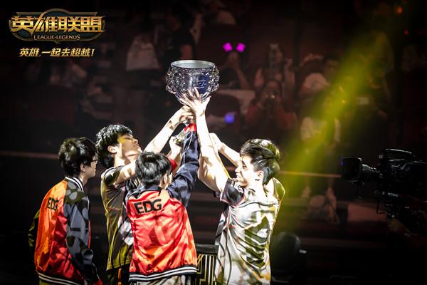 Astralis 在 PGL Astana 2025 四分之一决赛中击败 NAVI